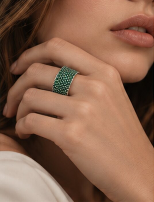 Mano con el Anillo Verde Pavé